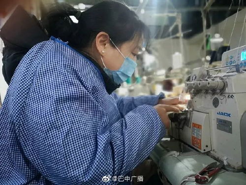 南江县服装厂巧变口罩加工厂 工人加班加点日产口罩1000只